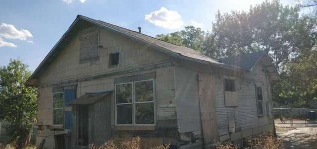 2-bedroom rental at 806 S San Dario Ave in San Antonio, TX — photo 3