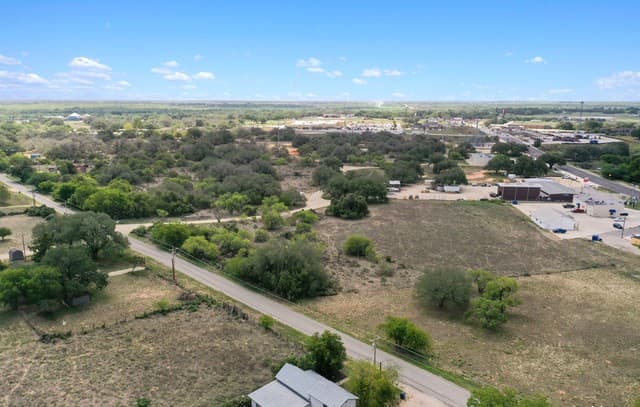 rental at 00 Rossville Rd in Devine, TX — photo 2