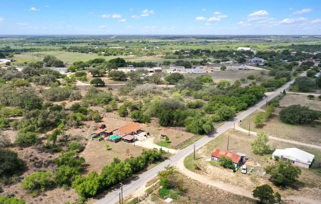 rental at 00 Rossville Rd in Devine, TX — photo 5