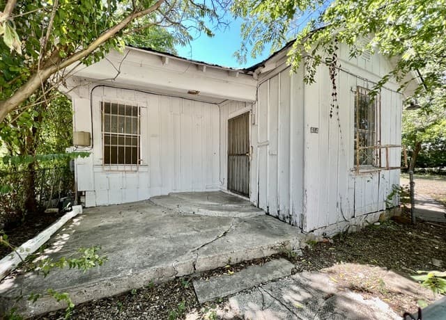 3-bedroom rental at 414 Moten Alley in San Antonio, TX — photo 1