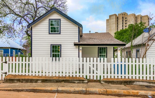 3-bedroom rental at 941 W Myrtle St in San Antonio, TX — photo 1