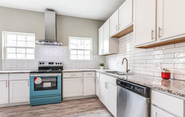 3-bedroom rental at 941 W Myrtle St in San Antonio, TX — photo 3