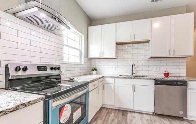 3-bedroom rental at 941 W Myrtle St in San Antonio, TX — photo 4