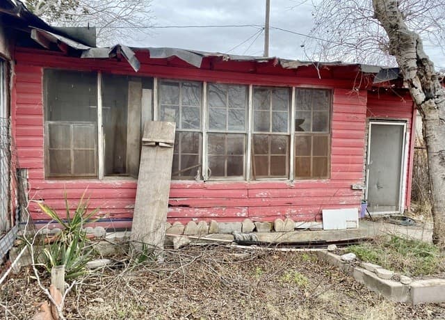 1-bedroom rental at 614 4th St in Natalia, TX — photo 2