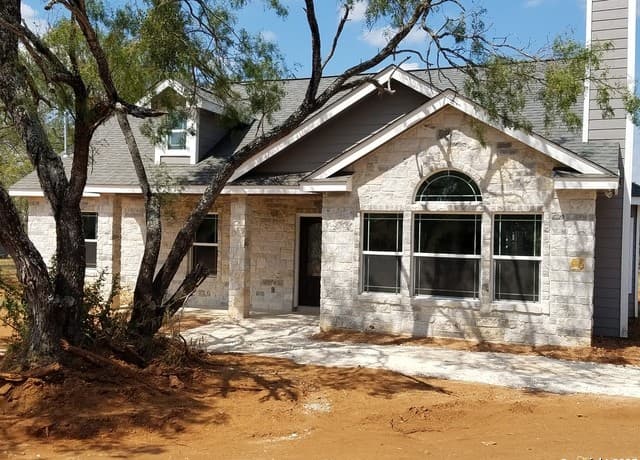 rental at 7307 Tiff Nicole Ln in Von Ormy, TX — photo 3