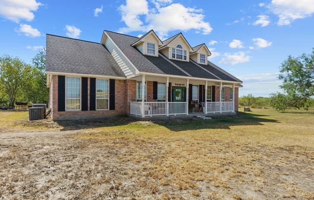 4-bedroom rental at 1411 Fm 3161 in Floresville, TX — photo 3