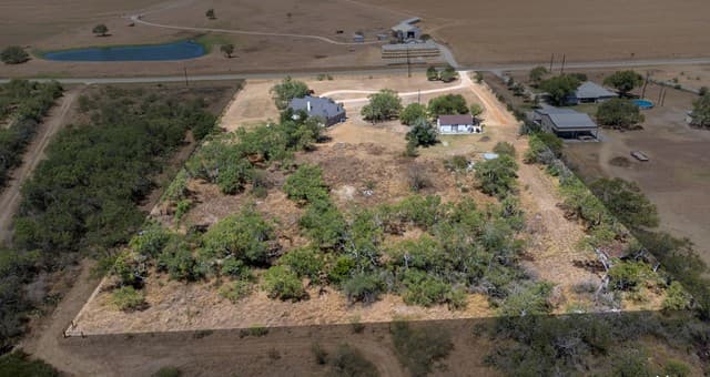 4-bedroom rental at 1411 Fm 3161 in Floresville, TX — photo 4