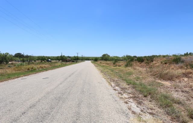 rental at 109 County Road 2638 in Devine, TX — photo 5