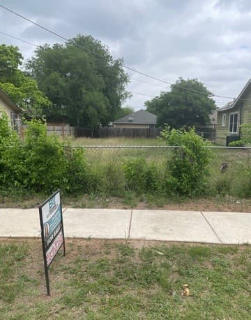 rental at 225 W Petaluma Blvd in San Antonio, TX — photo 2