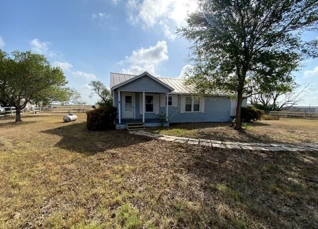 4-bedroom rental at 2667 County Road 134 in Floresville, TX — photo 2