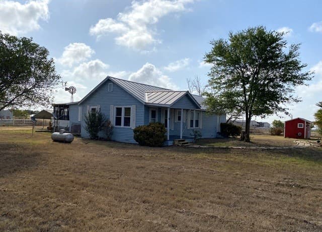 4-bedroom rental at 2667 County Road 134 in Floresville, TX — photo 3