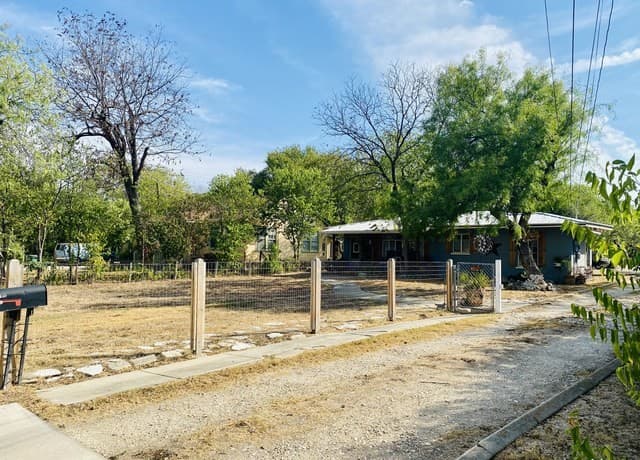 3-bedroom rental at 702 Everest Ave in San Antonio, TX — photo 2