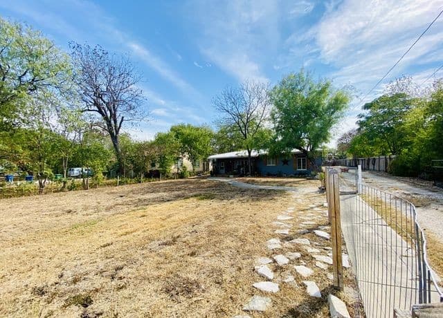 3-bedroom rental at 702 Everest Ave in San Antonio, TX — photo 3