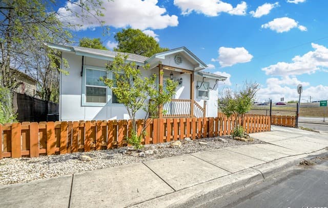 3-bedroom rental at 1503 Edison Dr in San Antonio, TX — photo 2