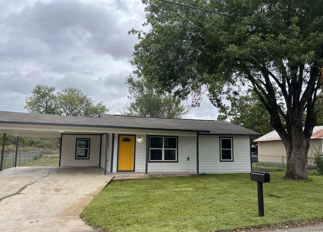 3-bedroom rental at 1207 Plum St in Floresville, TX — photo 1