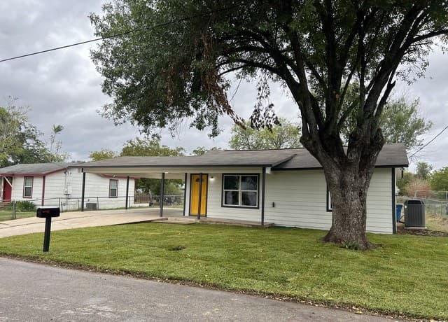 3-bedroom rental at 1207 Plum St in Floresville, TX — photo 2