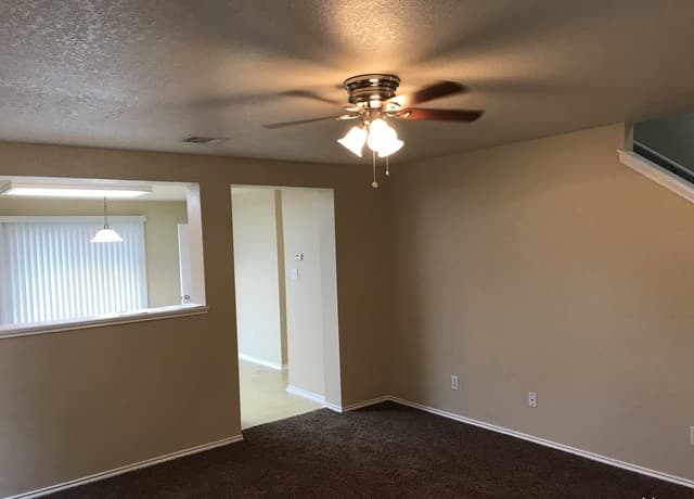 3-bedroom rental at 131 Booker Palm in San Antonio, TX — photo 3