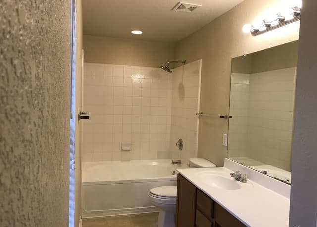 3-bedroom rental at 131 Booker Palm in San Antonio, TX — photo 5