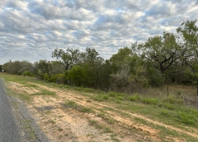 rental at 000 Christine Rd in Jourdanton, TX — photo 5