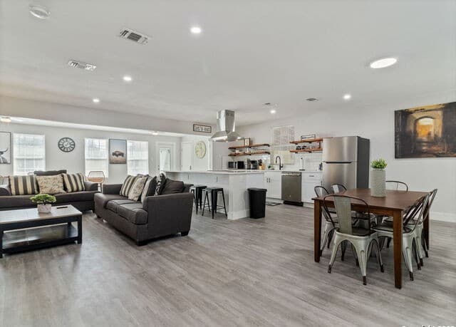4-bedroom rental at 444 Beverly Dr in San Antonio, TX — photo 3