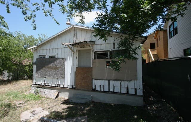 1-bedroom rental at 113 Brown Aly in San Antonio, TX — photo 1