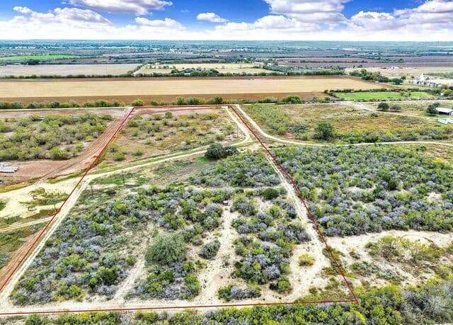 rental at 2049 County Road 451 in Hondo, TX — photo 2