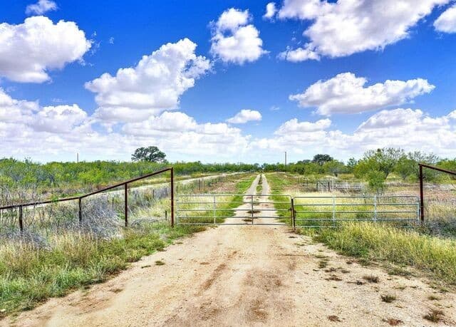 rental at 2049 County Road 451 in Hondo, TX — photo 3