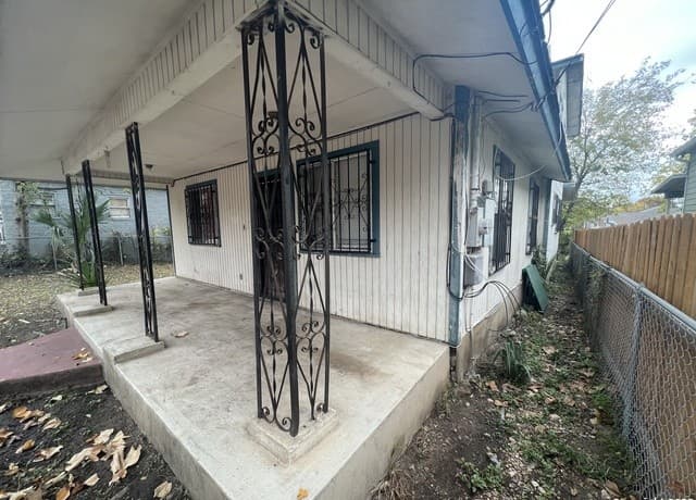 3-bedroom rental at 314 Quitman St in San Antonio, TX — photo 3