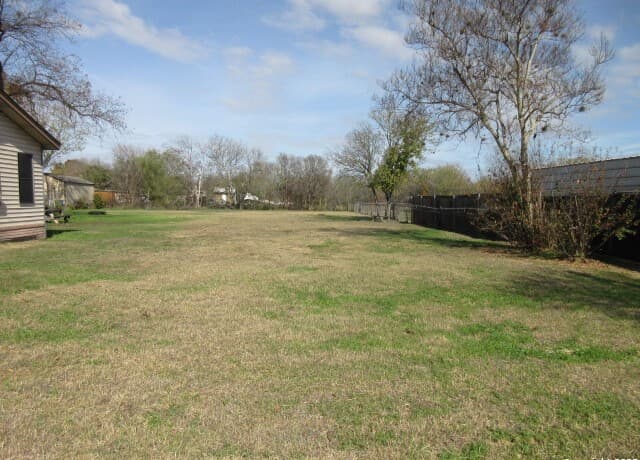 rental at 000 Eldridge Ave in San Antonio, TX — photo 2