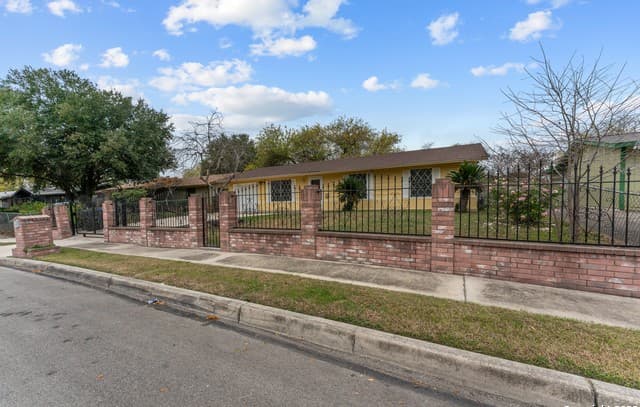 3-bedroom rental at 8627 Cape Valley St in San Antonio, TX — photo 4