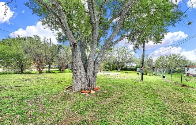 rental at 2315 Hwy 181 in Floresville, TX — photo 2
