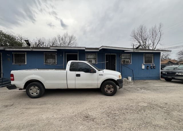 rental at 710 E Southcross Blvd in San Antonio, TX — photo 2