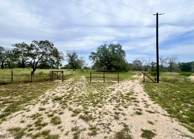 rental at 0 Cr 781 in Natalia, TX — photo 2