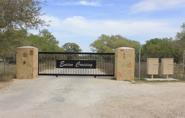 rental at 818 Encino Way in Natalia, TX — photo 2