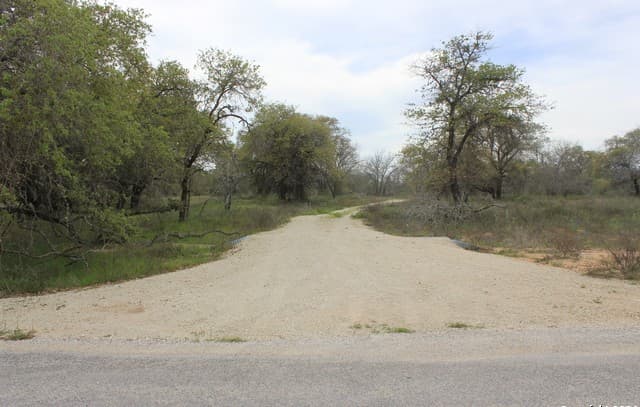 rental at 818 Encino Way in Natalia, TX — photo 5