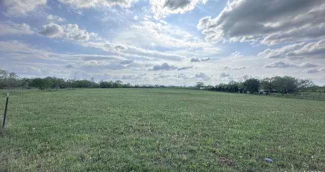 rental at 1 County Rd # 163 in Elmendorf, TX — photo 2