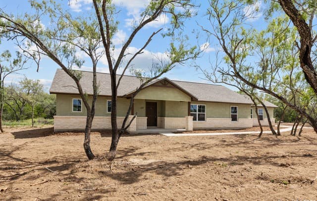 3-bedroom rental at 117 Sylas Hayes Loop in Pleasanton, TX — photo 1