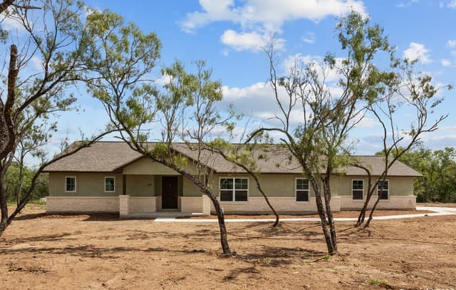 3-bedroom rental at 117 Sylas Hayes Loop in Pleasanton, TX — photo 2