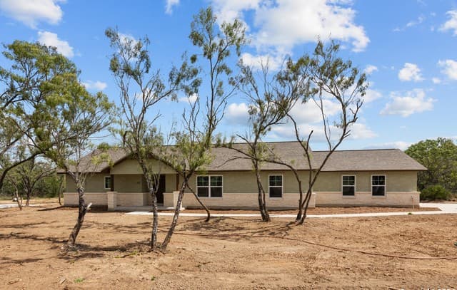 3-bedroom rental at 117 Sylas Hayes Loop in Pleasanton, TX — photo 3