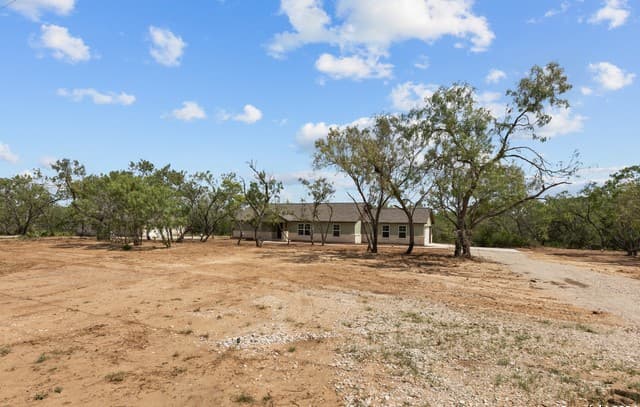 3-bedroom rental at 117 Sylas Hayes Loop in Pleasanton, TX — photo 4