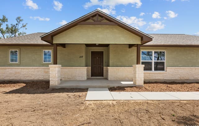 3-bedroom rental at 117 Sylas Hayes Loop in Pleasanton, TX — photo 5