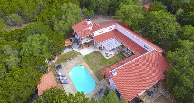 3-bedroom rental at 719 Cypress Bend Dr in Boerne, TX — photo 2
