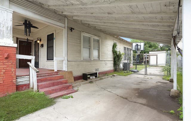 2-bedroom rental at 511 Devine St in San Antonio, TX — photo 5