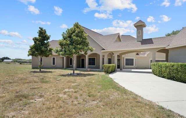 5-bedroom rental at 3022 Interstate 35 in Natalia, TX — photo 2