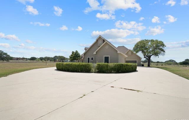 5-bedroom rental at 3022 Interstate 35 in Natalia, TX — photo 3
