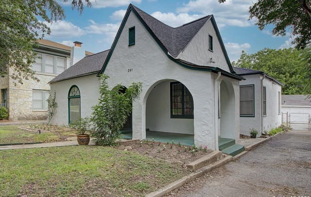 2-bedroom rental at 261 E Rosewood Ave in San Antonio, TX — photo 2