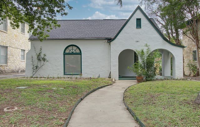 2-bedroom rental at 261 E Rosewood Ave in San Antonio, TX — photo 3