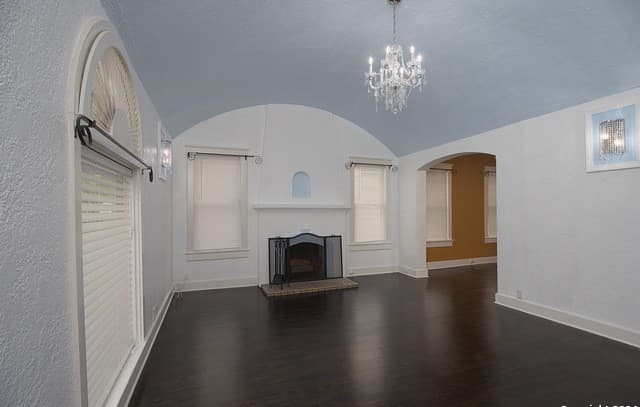 2-bedroom rental at 261 E Rosewood Ave in San Antonio, TX — photo 5