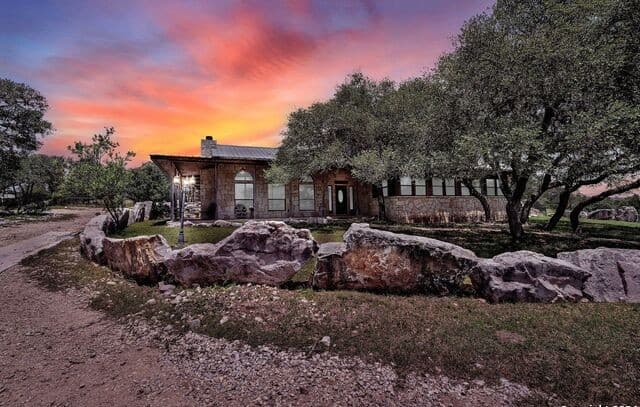 5-bedroom rental at 231 Pr 2510 in Hondo, TX — photo 1
