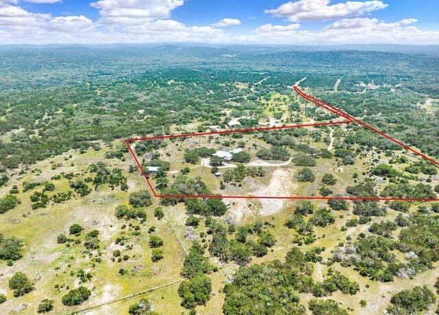 5-bedroom rental at 231 Pr 2510 in Hondo, TX — photo 2